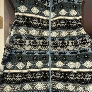 Patterned Fleece Vest in Black and Blue